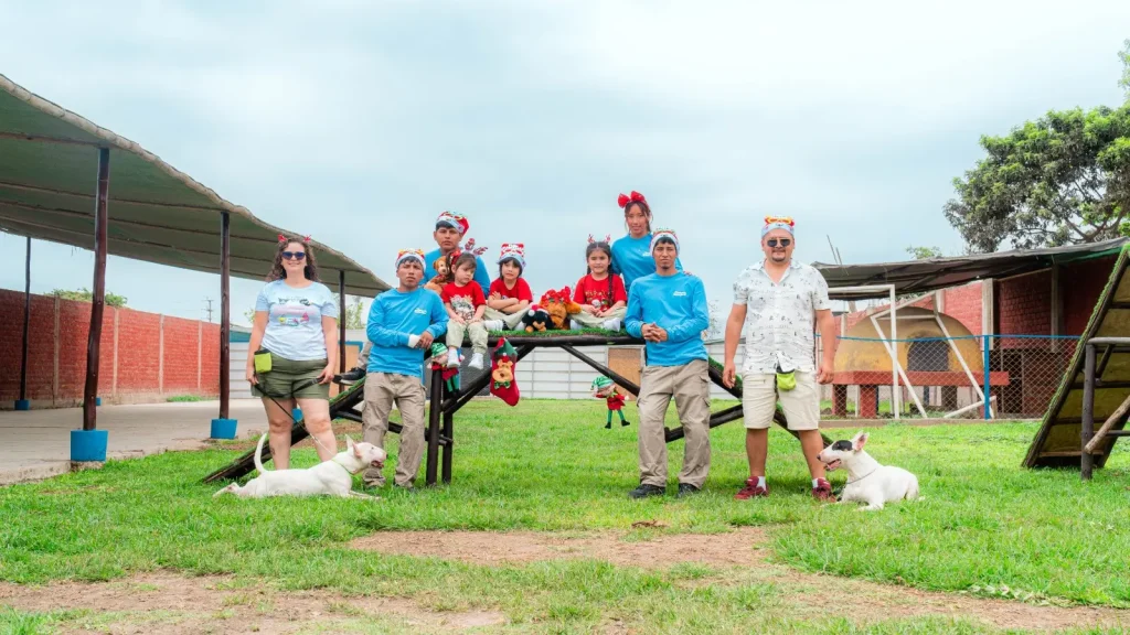 Equipo de profesionales de VicDogs en áreas verdes ofreciendo Guardería Hospedaje y adiestramiento de Perros en Lima